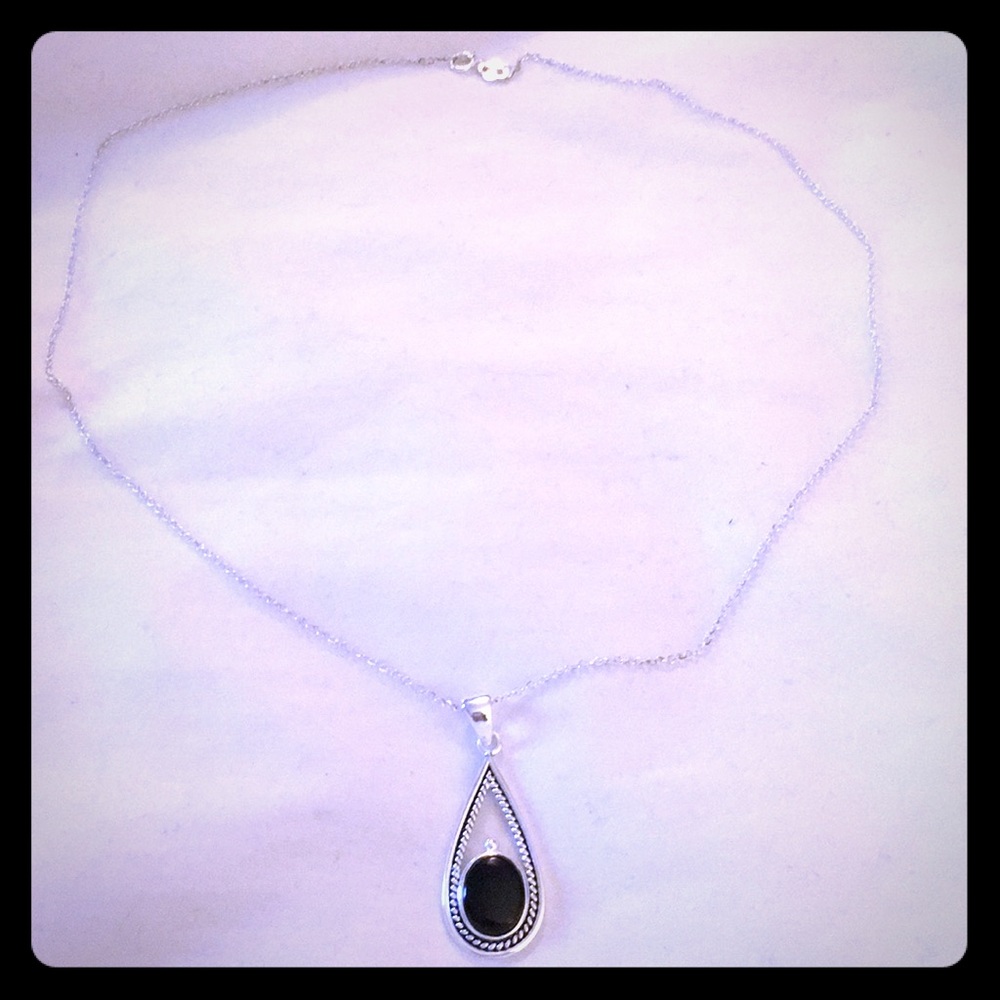 Elegant teardrop necklace